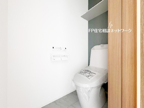 ウォシュレット、暖房便座機能付のトイレです。従来型に比べ節水効果があり、お手入れもしやすいので、家計も家事の負担も軽減してくれます。