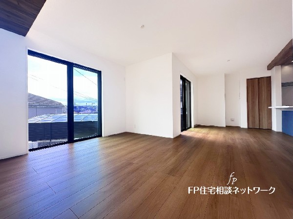 南に大きく面した掃出し窓から光が降りそそぐ開放的なリビング。大きな窓からは、太陽の光はもちろん、爽やかな風が吹き抜けます。快適で心地の良い空間を演出してくれます