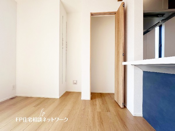 なにかと物が溢れがちなリビングに、マルチにご使用いただける収納スペースを設けました。お掃除用具、書類関係などもスッキリ片付くのでごちゃごちゃせず、リビングが広々使えます。