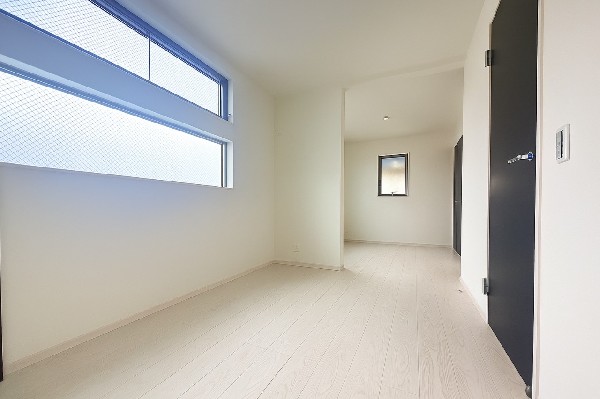 2面採光でお部屋の隅々まで明るい印象の居室。おひさまの光を、爽やかな風をたっぷりと取り込めます。