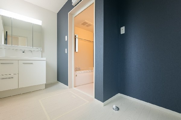 ゆとりの洗面スペースで朝の身支度も快適スムーズに。面鏡で髪のセットやお化粧もストレスなくこなせ、朝から気分良く通勤通学に向かえそうですね！