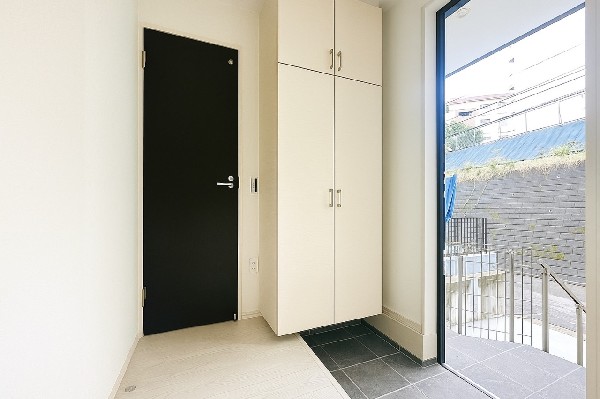 散らかりがちな玄関もスッキリと保てる玄関収納。落ち着いた雰囲気の色目が、お部屋の雰囲気をそのまま表している家の顔です。