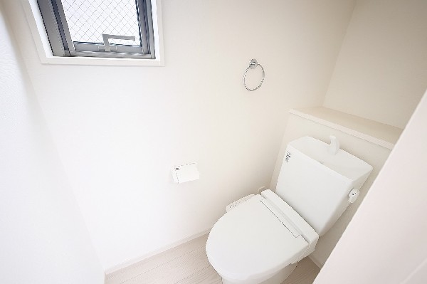 洗浄機能付き便座を標準装備。冬の寒い時期には暖房機能も活躍。快適にご利用いただけます。