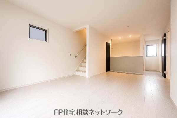 オープンでのびやかな空間を生み出す、こだわりの広がりとゆとり。家族と過ごす時間を大切にしたい方にぴったりの明るくゆとりある住空間です。