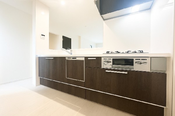 毎日使うキッチン周りが綺麗で清潔に保たれていると、お料理を作るのも楽しくなりますよね。機能性とデザイン性を持たせたキッチンで気持ちよくお料理が出来そうです。