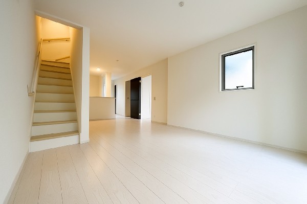 ご家族だんらんのスペースとなるリビング。家具の配置がしやすい広さを確保しつつ、窓が多い設計は色々な角度から光が取り込めるこだわりの間取りです。