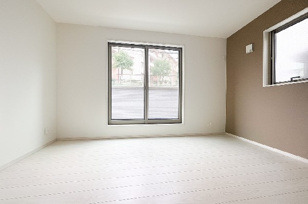 光が取り込みやすい2面採光の居室。日当たり良好です。しっかりとした大きさのクローゼットを完備し、収納スペースも十分。