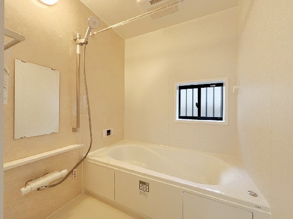 ご家族との憩いの場として、一日の疲れを癒す場として、ゆったりと足を伸ばしてくつろげる綺麗で清潔感のある色味の浴室。気持ちの良い光と爽やかな風をたっぷりと取りこめる開閉式の窓も設置しています。  