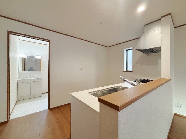 新しいキッチンは食事の支度が捗ります。お手伝いをしてくれるお子様と並びながら準備や片付けが出来るキッチンは、ご家族のコミュニケーションを育む場として活躍します。何気ない時間ですが、大切にしたいですね。