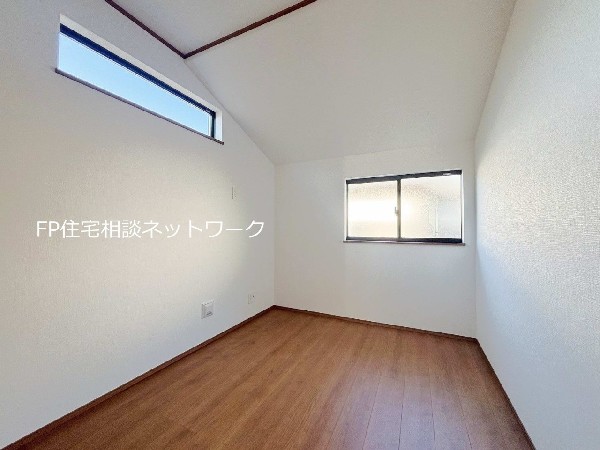 2面採光でお部屋の隅々まで明るい印象の居室。おひさまの光を、爽やかな風をたっぷりと取り込めます。居室内はいつも明るい印象ですので、気持ちの良い朝を迎えられそう。毎日の生活も自然と明るくなりますね。