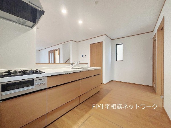 広々キッチンは収納も大容量。お鍋やフライパン、油や調味料はもちろんのこと、ビールや非常食なども収納できるほどの収納スペースを確保しています。キッチンがスッキリすると食事の支度や片付けがはかどりますね。