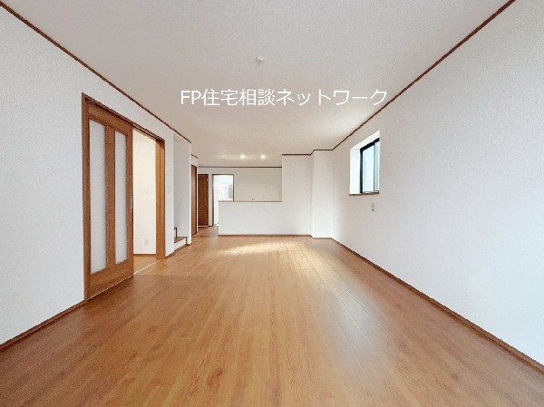 家族の一体感を感じられる広々としたスペース。家族と過ごす時間を大切にする方にピッタリのゆとりの住空間です。お子様が元気に走り回っても安心して見守れます。家族の笑い声が今にも目に浮かびそう。