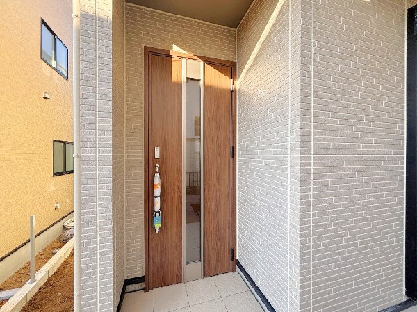 シンプルなアプローチ。雨に濡れにくいのも嬉しいですね。