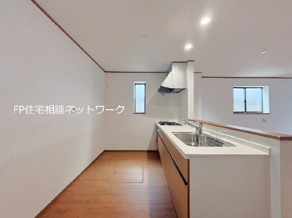 毎日使うキッチン周りが綺麗で清潔に保たれていると、お料理を作るのも楽しくなりますよね。おしゃれなペンダントライトや飾り棚など、機能性とデザイン性を持たせたキッチンで気持ちよくお料理が出来そうです。