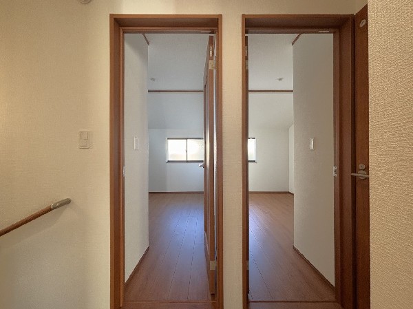 四季を通じて自然と触れ合えるスポットが周辺には盛りだくさん！お散歩やジョギング、週末のご家族での遊びに最適です。目の前に広がる開放感とゆとり、暮らしの夢を育む理想の住まいがここにはあります。