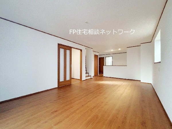 大切なご家族が集まるからこそLDKにはこだわりたいですよね！休日はおひさまの光をたっぷりと取りこめるリビングでゆったりと過ごしませんか？子供たちが元気に笑いながら走り回っている姿が目に浮かぶ空間です。