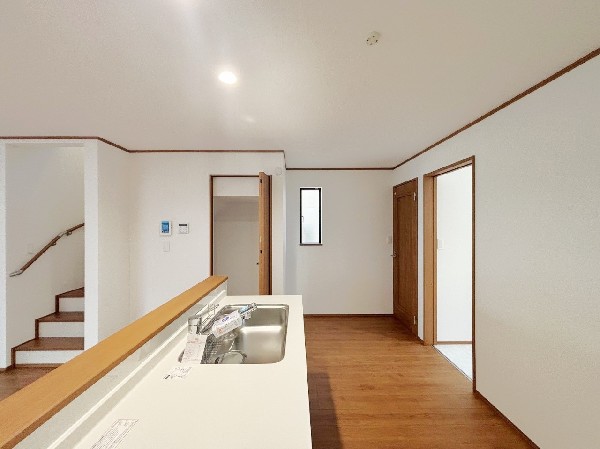 スライド収納付きのシステムキッチン。パスタ鍋や圧力鍋、フライパンなどもおしまい頂け、出し入れもスムーズ。収納たっぷりなので料理器具や調味料など細かな物も取りやすく、お子様と一緒にお料理も楽しめます。