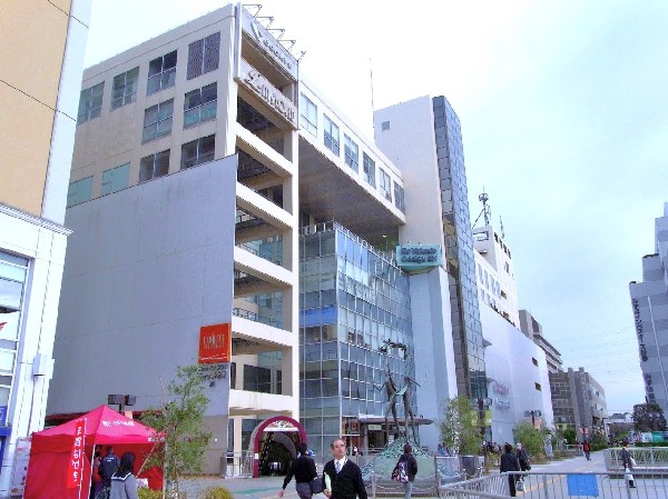 周辺環境:イトーヨーカドー新百合ヶ丘店(駅を降りたら徒歩1分で買い物ができます。品揃えも豊富で低 価格。このエリアの買い物事情は困りません。)