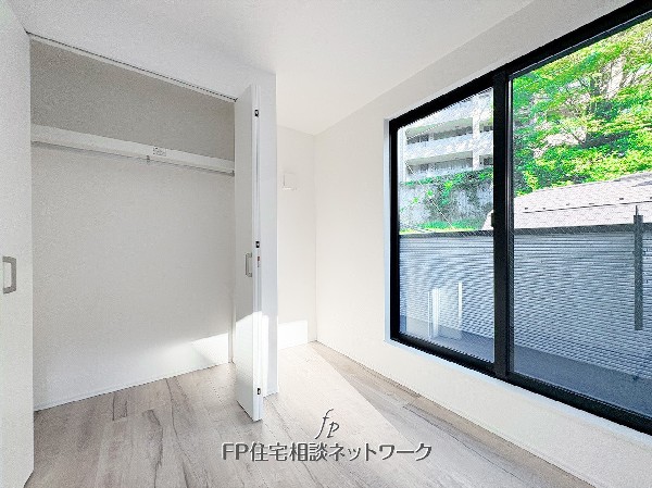 やわらかな陽光が差し込む心地よい空間。シンプルで美しいデザインと収納のバランスが魅力です。