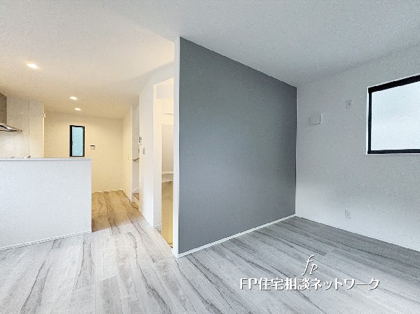 やさしい木目とグレーの壁が落ち着いた雰囲気を演出。家族でくつろげる心地よいリビングです。