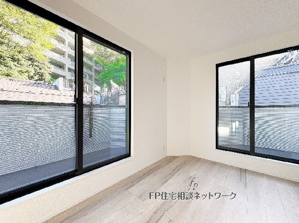 明るい陽射しと爽やかな風が心地よいお部屋。窓の外の緑を感じながらリラックスできる空間です。