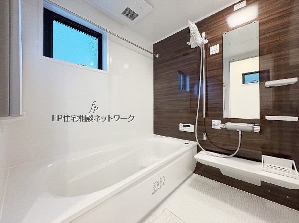 温もりある木目と白が調和した上質なバスルーム。ゆったりとくつろげる癒しの空間です。