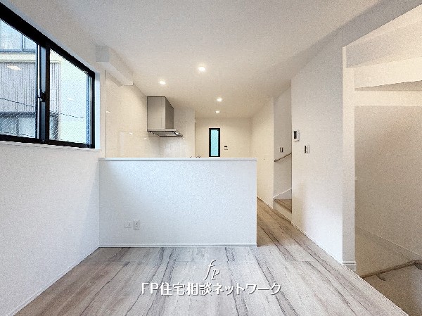 やわらかな光に包まれる心地よいリビング。キッチンとのつながりが生む開放感で、毎日の時間を豊かに彩ります。