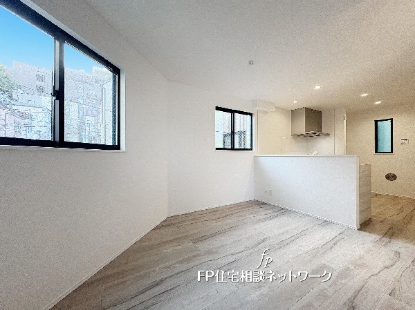 やわらかな光に包まれる心地よいリビング。キッチンとのつながりが生む開放感で、毎日の時間を豊かに彩ります。