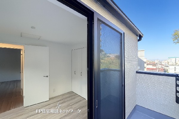 外観:大きな窓から心地よい光が差し込む明るい居室。バルコニーへ自然に続く開放的な空間設計で、晴れた日には青空を感じながら過ごせます。