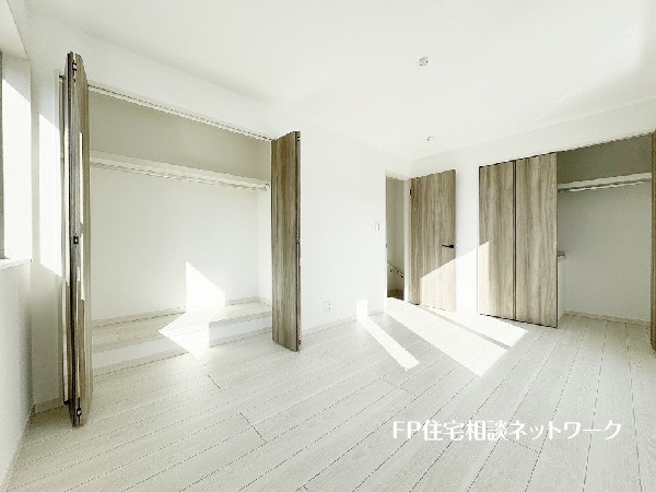 全居室には大型の収納クローゼットを完備。普段使いのお洋服や小物はもちろん、季節物のお洋服などもしっかりと整理整頓出来る。居室空間を隅々まで使えるのが嬉しい。