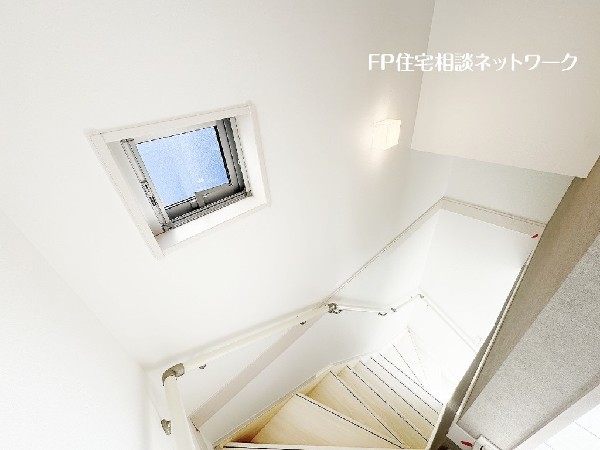 階段部分には自然の光を取り込むことの出来る、窓を配置しており明るい空間！お掃除の際には空気の換気などにも便利です。