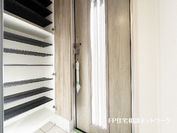 散らかりがちな玄関をスッキリと保てる玄関収納は、家の中に入る時一番最初に目に付く場所だからこだわりたい。落ち着いた色目が、室内のカラーやデザインと調和。