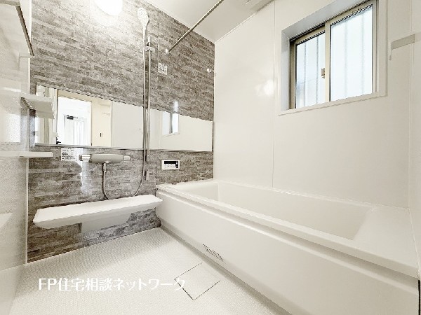 ゆったり入れる一坪バス。足を伸ばして入れるサイズは一日の疲れを癒すのに嬉しい広さ。お子様と一緒の入浴でも充分な広さです。