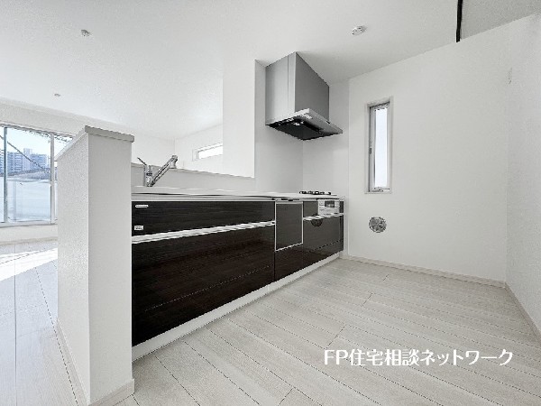 リビングで遊ぶお子様を見守りながらお料理が出来る対面式カウンターキッチンは、料理をしながらご家族との会話を楽しめます。