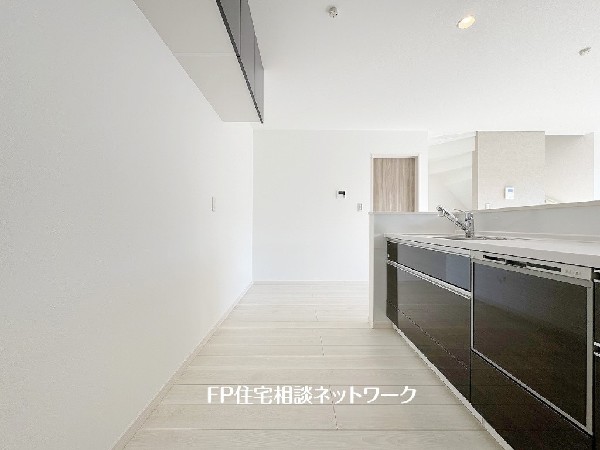 新しいキッチンは食事の支度も楽しく出来る。お手伝いをしてくれるお子様と並びながら準備や片付けが出来るキッチンは、ご家族のコミュニケーションを育む場として活躍します。