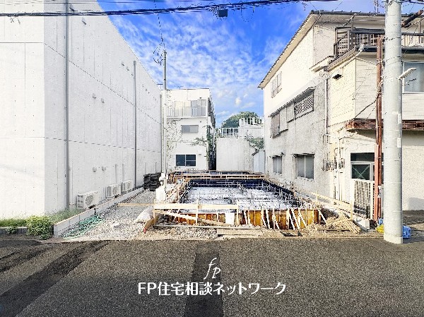 外観:南道路に面し太陽の日差しが降りそそぐ明るい住宅！都内へのアクセスも良く、利便性と広さを兼ね備えた住宅です。