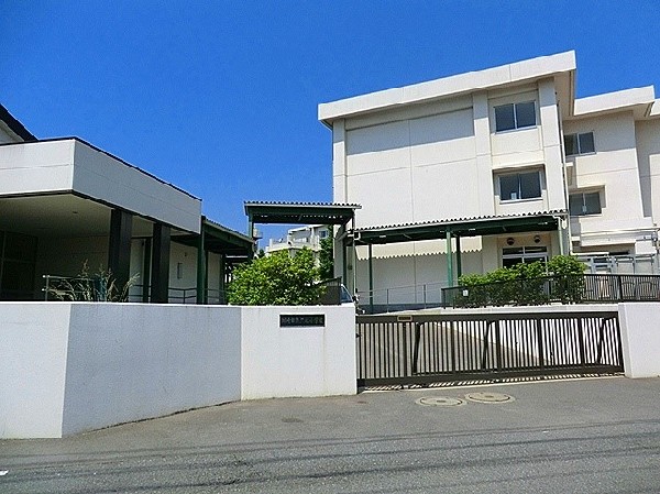 周辺環境:久地小学校(各学年5～6クラス程あり、全校生徒は1000人越えのマンモス校。)