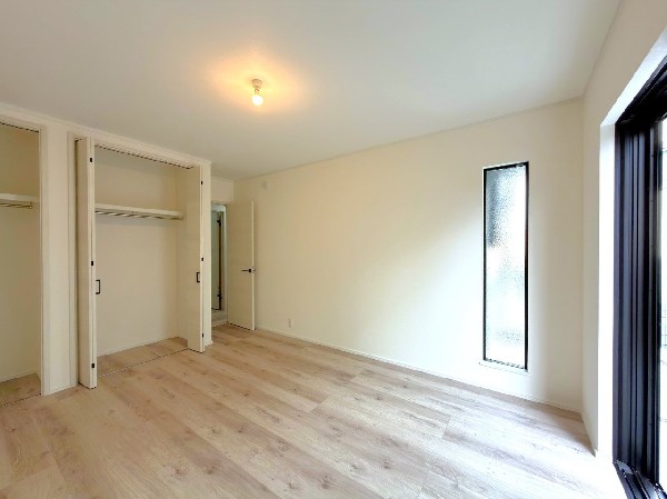 全居室には大型の収納クローゼットを完備！普段使いのお洋服や小物はもちろん、季節物のお洋服などもしっかりと整理整頓おしまい頂けます。