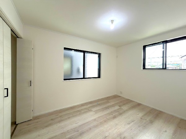 光が取り込みやすい2面採光の居室。日当たり良好です。しっかりとした大きさのクローゼットを完備し、収納スペースも十分。初めてのお子様にとっての「自分の部屋」。