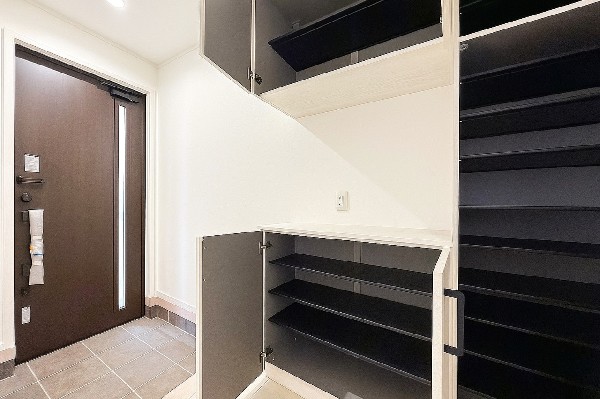 散らかりがちな玄関もスッキリと保てる玄関収納は、家の中に入る時最初に目に付く場所だからこだわりたいですよね！