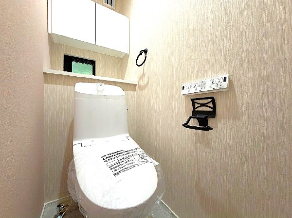 洗浄機能付き便座を標準装備。冬の寒い時期には暖房機能も活躍。快適にご利用いただけます。また、タンク奥のスペースを利用してちょっとした収納を造作することも可能。トイレットペーパーなど効率的に収納できます。