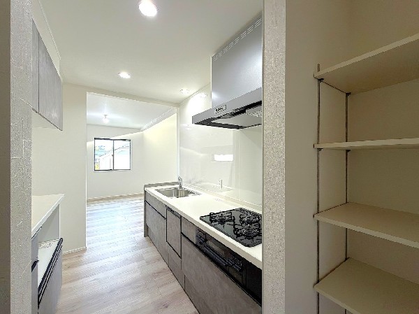 キッチン隣には、ストック食材やキッチン家電の収納に便利なパントリー収納付です。大きなお弁当箱などのシーズン品、レシピ本など収納できます。これだけのスペースがあるとスッキリ片付きます。