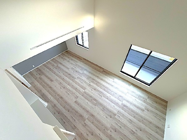 開放感のある2階リビングは日当たりもよく日中は明るい日差しが射し込みます。また、道路からの目線も気になりにくいのでプライバシーも守られやすいですね。