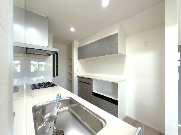 システムキッチンと一体感あるカラーでまとまった、カップボード付です。新生活に伴い、家具選びの時間と費用の面でもうれしい設備仕様です。