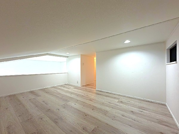 想い出の品や、趣味の収集物、ツリーなど、大きな物でも出し入れしやすい、固定階段で昇降可能なロフト付です。お部屋のように、家族の趣味やライブラリースペースとして、など多種多様に活用できます。