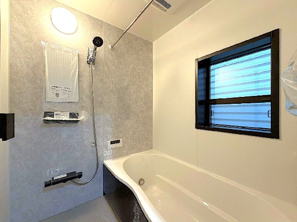 ご家族との憩いの場として、一日の疲れを癒す場として、ゆったりと足を伸ばしてくつろげる綺麗で清潔感のある色味の浴室。