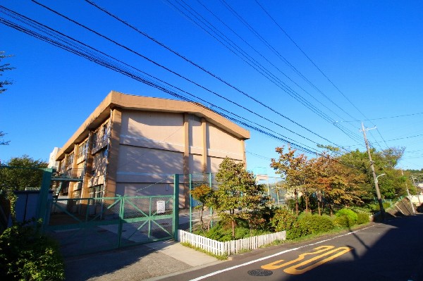 周辺環境:成瀬台小学校(小学校までの距離は徒歩約7分！小さなお子様や女の子も安全に通えますね！お子様をいつも身近に感じられる安心の子育て環境です。)