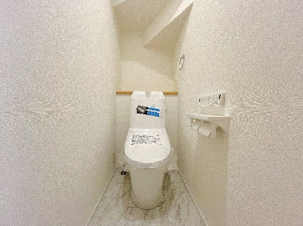 洗浄機能付き便座を標準装備。冬の寒い時期には暖房機能も活躍。快適にご利用いただけます。