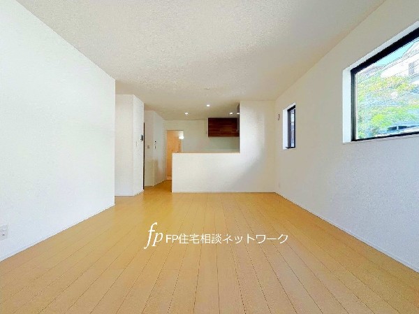 ナチュラルなデザインで落ち着きのあるリビング。多面採光で陽当り良好。