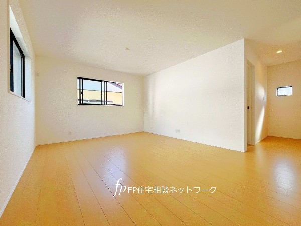 2階LDKは採光とプライバシーに配慮され、外部からの視線が気になりにくい。室内でゆっくりお寛ぎいただけます。